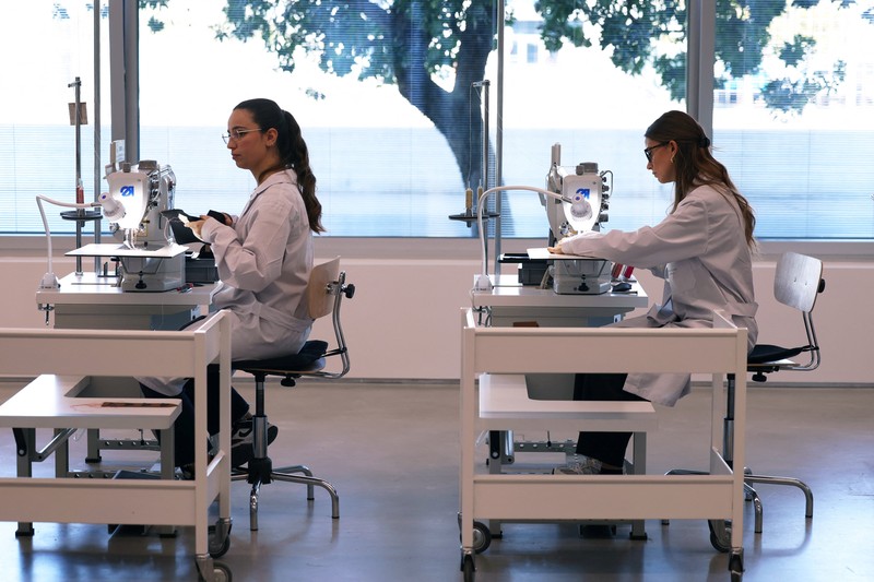 Pabrik tas Prada di Scandicci, Italia. (REUTERS/Claudia Greco)