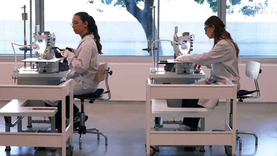 Pabrik tas Prada di Scandicci, Italia. (REUTERS/Claudia Greco)