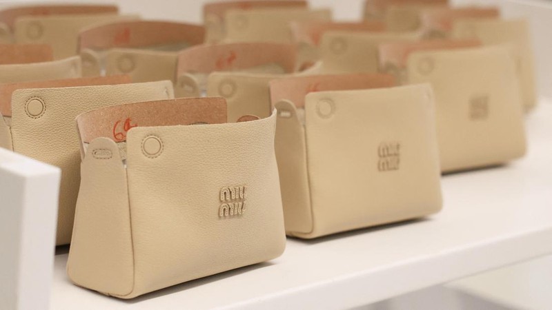 Pabrik tas Prada di Scandicci, Italia. (REUTERS/Claudia Greco)