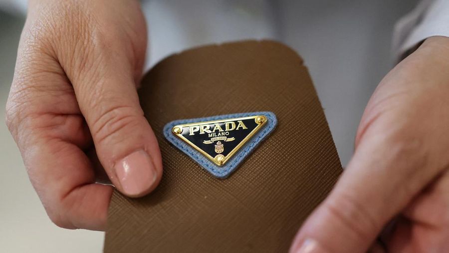Pabrik tas Prada di Scandicci, Italia. (REUTERS/Claudia Greco)