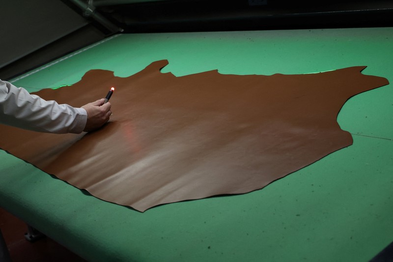 Pabrik tas Prada di Scandicci, Italia. (REUTERS/Claudia Greco)