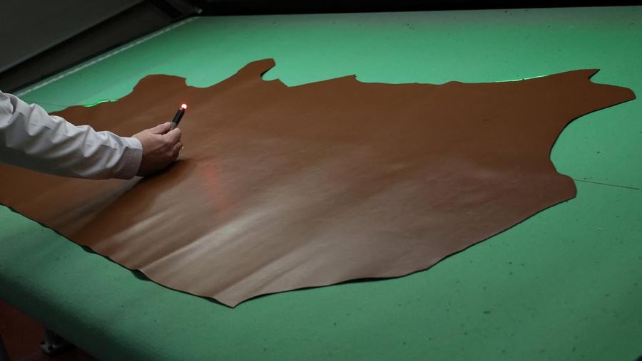 Pabrik tas Prada di Scandicci, Italia. (REUTERS/Claudia Greco)