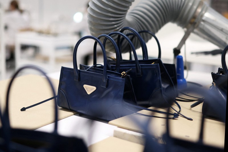 Pabrik tas Prada di Scandicci, Italia. (REUTERS/Claudia Greco)