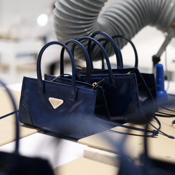 Mengintip Pabrik Pembuatan Tas Mewah Prada di Italia