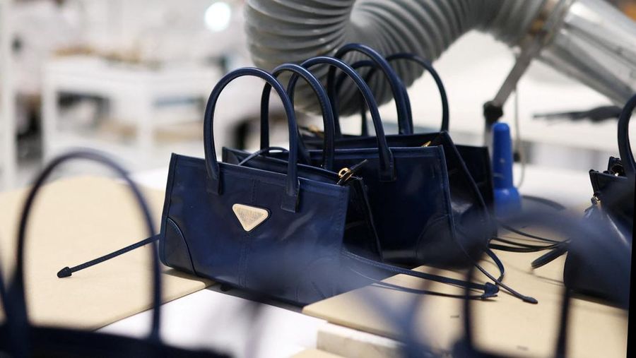 Pabrik tas Prada di Scandicci, Italia. (REUTERS/Claudia Greco)