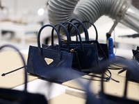 Mengintip Pabrik Pembuatan Tas Mewah Prada di Italia