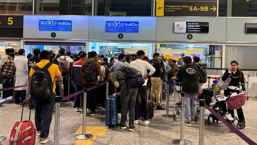 Para pelancong mengantre di kios tiket IndiGo untuk menjadwal ulang penerbangan mereka di Bandara Internasional Kempegowda di Bengaluru, India, 3 Desember 2025. (REUTERS/Abinaya Vijayaraghavan)