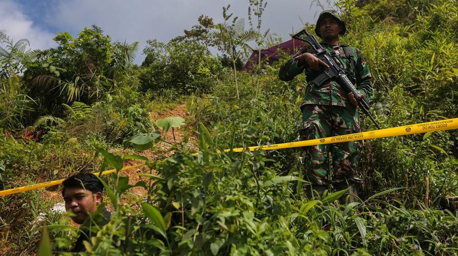 Prajurit TNI dari Satgas Penertiban Kawasan Hutan (PKH) berjaga di lokasi pertambangan tanpa izin (PETI) di kawasan Taman Nasional Gunung Halimun Salak, Lebak, Banten, Rabu (3/12/2025). Kementerian Kehutanan bersama dengan Satgas PKH menertibkan kegiatan ilegal termasuk pertambangan tanpa izin pada operasi periode ketiga di Taman Nasional Gunung Halimun Salak dan berhasil melakukan penguasaan kembali kawasan tersebut dari kegiatan ilegal berupa lubang PETI sebanyak 55 lubang karena mengancam kelestarian kawasan konservasi yang merupakan salah satu hulu daerah aliran sungai di Provinsi Jawa Barat dan Banten. ANTARA FOTO/Angga Budhiyanto/nz