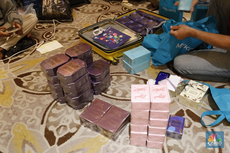 Pengunjung membawa beberapa koper saat berbelanja di Jakarta X Beauty di JCC, Senayan, Jakarta, Kamis (4/12/2025). (CNBC Indonesia/Tri Susilo)