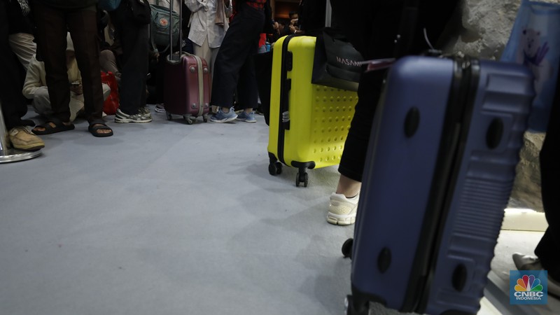 Pengunjung membawa beberapa koper saat berbelanja di Jakarta X Beauty di JCC, Senayan, Jakarta, Kamis (4/12/2025). (CNBC Indonesia/Tri Susilo)