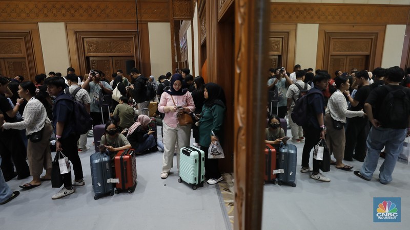 Pengunjung membawa beberapa koper saat berbelanja di Jakarta X Beauty di JCC, Senayan, Jakarta, Kamis (4/12/2025). (CNBC Indonesia/Tri Susilo)