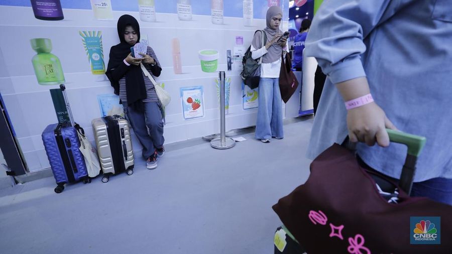Pengunjung membawa beberapa koper saat berbelanja di Jakarta X Beauty di JCC, Senayan, Jakarta, Kamis (4/12/2025). (CNBC Indonesia/Tri Susilo)