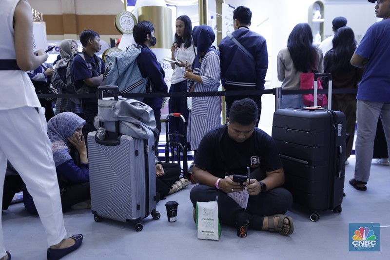 Pengunjung membawa beberapa koper saat berbelanja di Jakarta X Beauty di JCC, Senayan, Jakarta, Kamis (4/12/2025). (CNBC Indonesia/Tri Susilo)