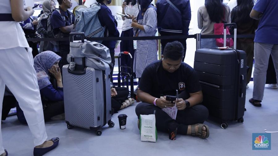 Pengunjung membawa beberapa koper saat berbelanja di Jakarta X Beauty di JCC, Senayan, Jakarta, Kamis (4/12/2025). (CNBC Indonesia/Tri Susilo)