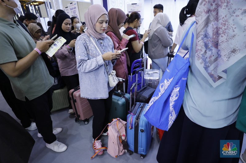Pengunjung membawa beberapa koper saat berbelanja di Jakarta X Beauty di JCC, Senayan, Jakarta, Kamis (4/12/2025). (CNBC Indonesia/Tri Susilo)