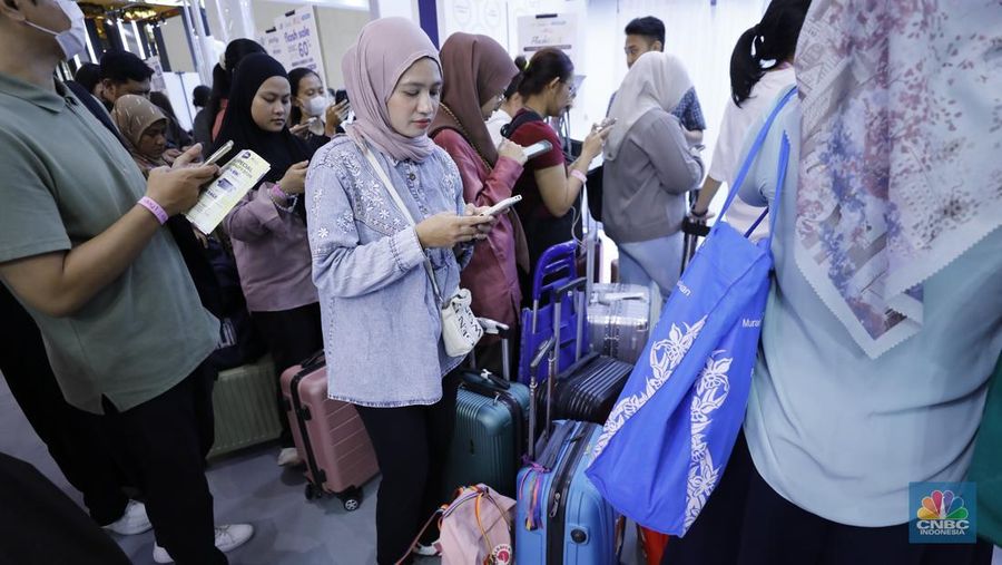 Pengunjung membawa beberapa koper saat berbelanja di Jakarta X Beauty di JCC, Senayan, Jakarta, Kamis (4/12/2025). (CNBC Indonesia/Tri Susilo)