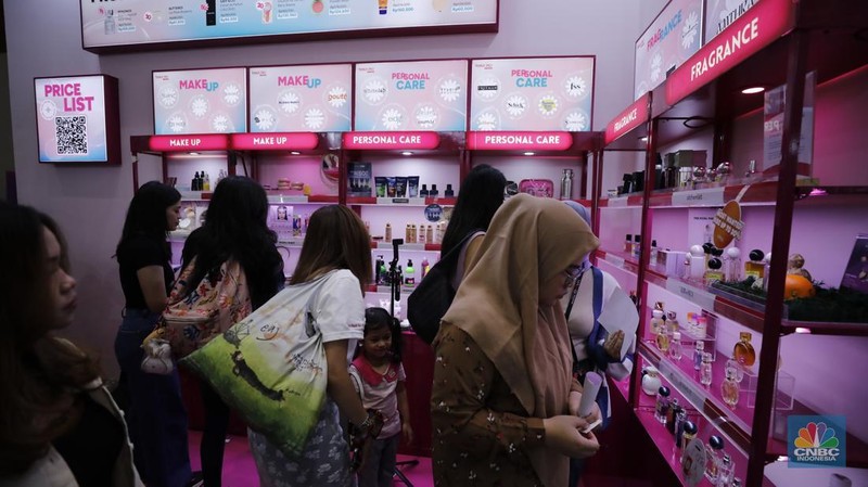 Pengunjung memilih produk kecantikan di Jakarta X Beauty di JCC, Senayan, Jakarta, Kamis (4/12/2025). (CNBC Indonesia/Tri Susilo)