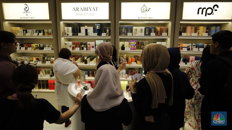 Pengunjung memilih produk kecantikan di Jakarta X Beauty di JCC, Senayan, Jakarta, Kamis (4/12/2025). (CNBC Indonesia/Tri Susilo)