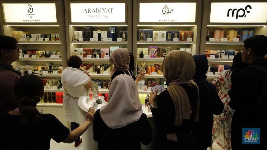 Pengunjung memilih produk kecantikan di Jakarta X Beauty di JCC, Senayan, Jakarta, Kamis (4/12/2025). (CNBC Indonesia/Tri Susilo)