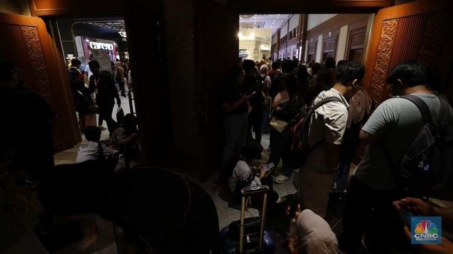 Pengunjung memilih produk kecantikan di Jakarta X Beauty di JCC, Senayan, Jakarta, Kamis (4/12/2025). (CNBC Indonesia/Tri Susilo)