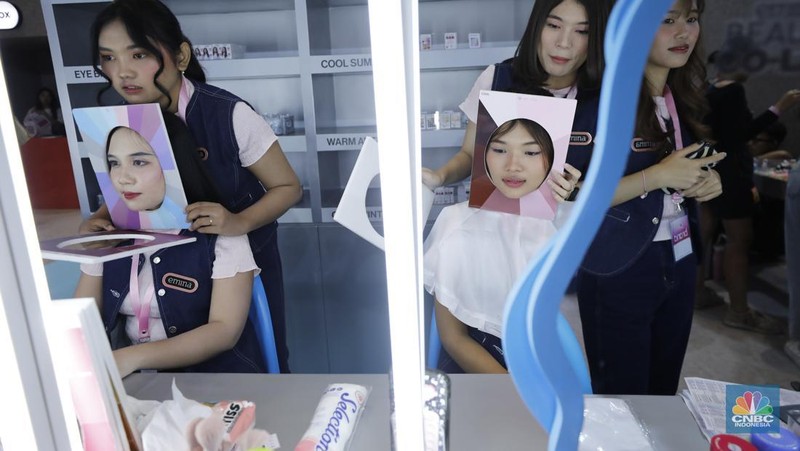 Pengunjung memilih produk kecantikan di Jakarta X Beauty di JCC, Senayan, Jakarta, Kamis (4/12/2025). (CNBC Indonesia/Tri Susilo)
