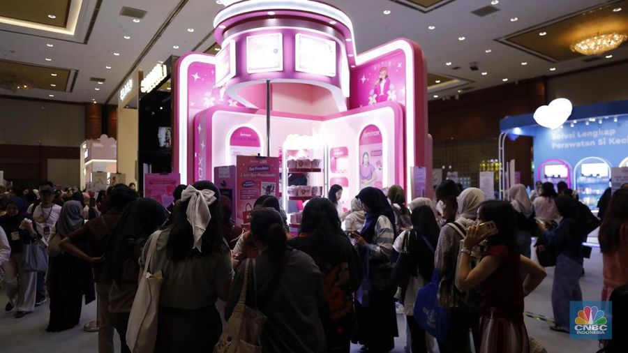 Pengunjung memilih produk kecantikan di Jakarta X Beauty di JCC, Senayan, Jakarta, Kamis (4/12/2025). (CNBC Indonesia/Tri Susilo)