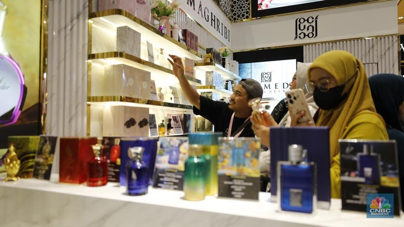 Pengunjung memilih produk kecantikan di Jakarta X Beauty di JCC, Senayan, Jakarta, Kamis (4/12/2025). (CNBC Indonesia/Tri Susilo)