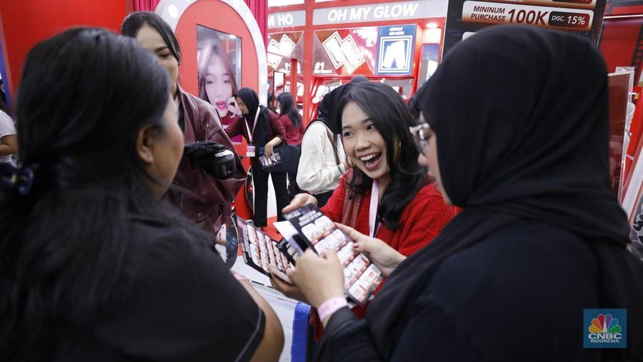 Pengunjung memilih produk kecantikan di Jakarta X Beauty di JCC, Senayan, Jakarta, Kamis (4/12/2025). (CNBC Indonesia/Tri Susilo)