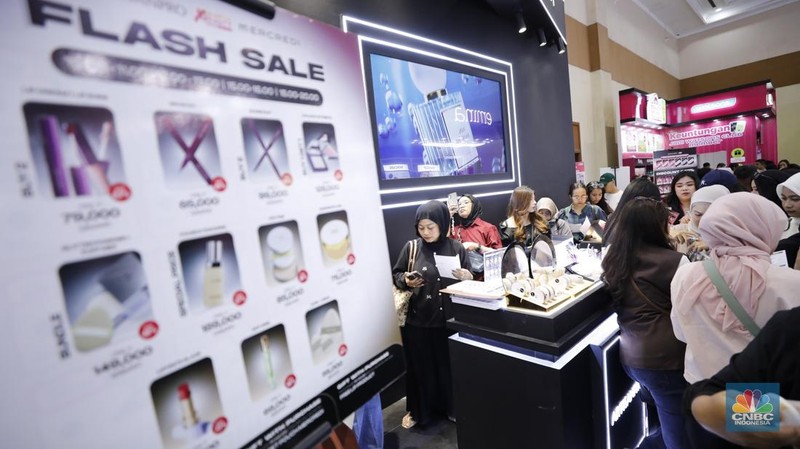 Pengunjung memilih produk kecantikan di Jakarta X Beauty di JCC, Senayan, Jakarta, Kamis (4/12/2025). (CNBC Indonesia/Tri Susilo)