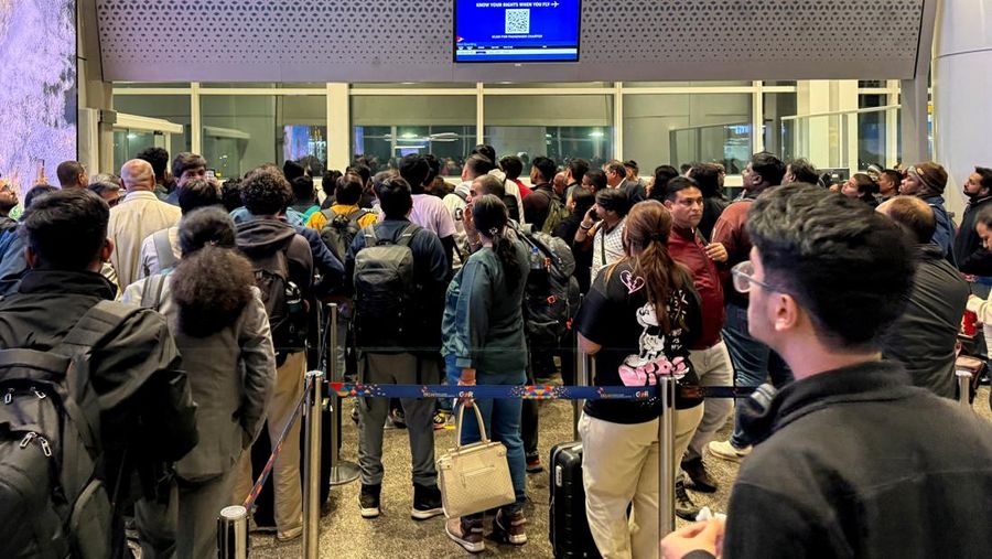 Para pelancong mengantre di kios tiket IndiGo untuk menjadwal ulang penerbangan mereka di Bandara Internasional Kempegowda di Bengaluru, India, 3 Desember 2025. (REUTERS/Abinaya Vijayaraghavan)