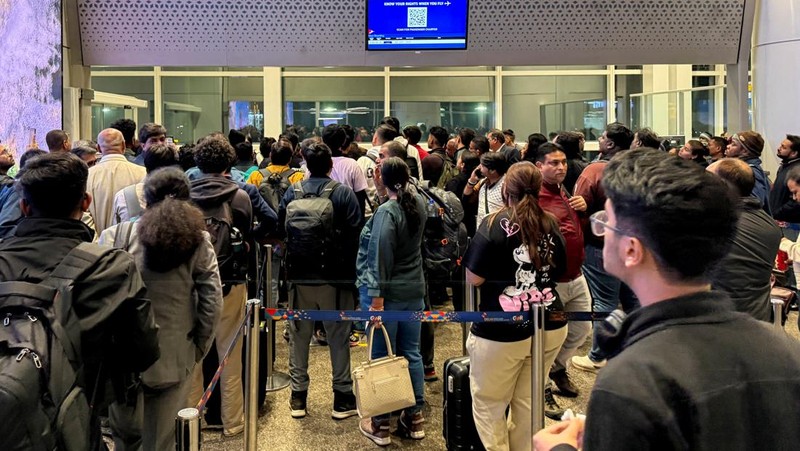 Para pelancong mengantre di kios tiket IndiGo untuk menjadwal ulang penerbangan mereka di Bandara Internasional Kempegowda di Bengaluru, India, 3 Desember 2025. (REUTERS/Abinaya Vijayaraghavan)