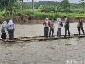 Seberat Ini Perjuangan Jadi Siswi di Pelosok Cianjur