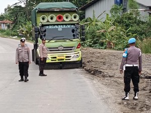 Truk Lewati Penyekatan Jawilan di Luar Jam Operasi, Petugas Minta Putar Balik