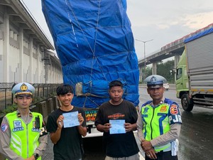 Pikap Overload di Tol Japek Ditilang Polisi, Muatannya Membahayakan