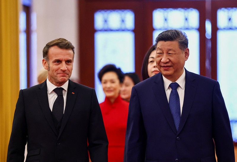 Presiden China Xi Jinping dan Presiden Prancis Macron dalam upacara penyambutan resmi di Balai Agung Rakyat di Beijing, China, Kamis (4/12/2025). (REUTERS/Sarah Meyssonnier/Pool)