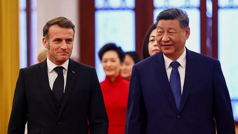 Presiden China Xi Jinping dan Presiden Prancis Macron dalam upacara penyambutan resmi di Balai Agung Rakyat di Beijing, China, Kamis (4/12/2025). (REUTERS/Sarah Meyssonnier/Pool)