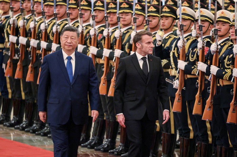 Presiden China Xi Jinping dan Presiden Prancis Macron dalam upacara penyambutan resmi di Balai Agung Rakyat di Beijing, China, Kamis (4/12/2025). (REUTERS/Sarah Meyssonnier/Pool)