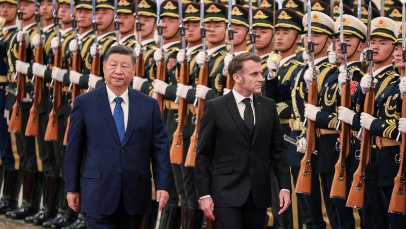 Presiden China Xi Jinping dan Presiden Prancis Macron dalam upacara penyambutan resmi di Balai Agung Rakyat di Beijing, China, Kamis (4/12/2025). (REUTERS/Sarah Meyssonnier/Pool)