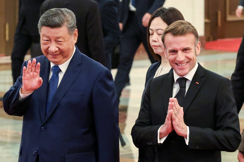 Presiden China Xi Jinping dan Presiden Prancis Macron dalam upacara penyambutan resmi di Balai Agung Rakyat di Beijing, China, Kamis (4/12/2025). (REUTERS/Sarah Meyssonnier/Pool)