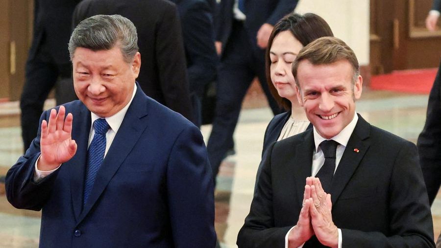 Presiden China Xi Jinping dan Presiden Prancis Macron dalam upacara penyambutan resmi di Balai Agung Rakyat di Beijing, China, Kamis (4/12/2025). (REUTERS/Sarah Meyssonnier/Pool)