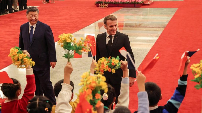 Presiden China Xi Jinping dan Presiden Prancis Macron dalam upacara penyambutan resmi di Balai Agung Rakyat di Beijing, China, Kamis (4/12/2025). (REUTERS/Sarah Meyssonnier/Pool)