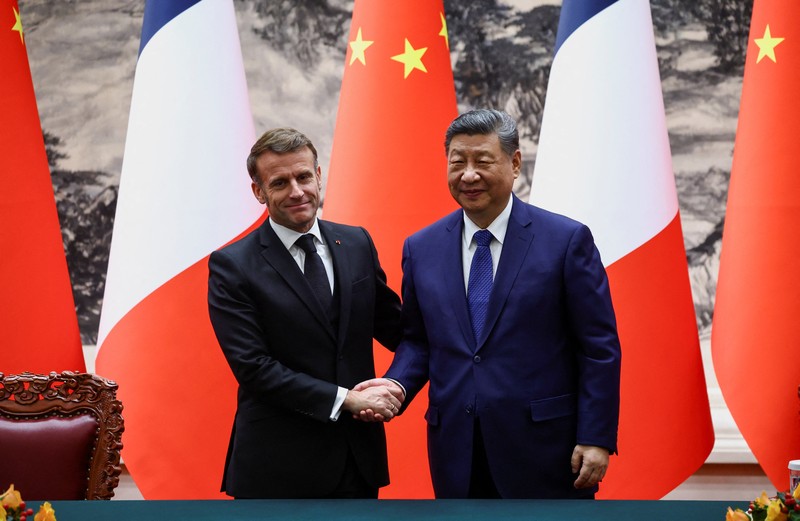 Presiden China Xi Jinping dan Presiden Prancis Macron dalam upacara penyambutan resmi di Balai Agung Rakyat di Beijing, China, Kamis (4/12/2025). (REUTERS/Sarah Meyssonnier/Pool)