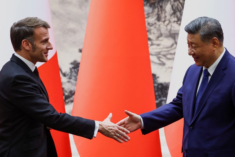 Presiden China Xi Jinping dan Presiden Prancis Macron dalam upacara penyambutan resmi di Balai Agung Rakyat di Beijing, China, Kamis (4/12/2025). (REUTERS/Sarah Meyssonnier/Pool)