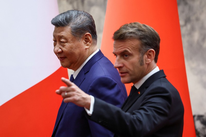 Presiden China Xi Jinping dan Presiden Prancis Macron dalam upacara penyambutan resmi di Balai Agung Rakyat di Beijing, China, Kamis (4/12/2025). (REUTERS/Sarah Meyssonnier/Pool)