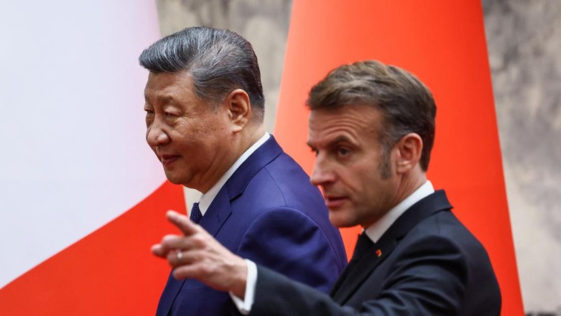Presiden China Xi Jinping dan Presiden Prancis Macron dalam upacara penyambutan resmi di Balai Agung Rakyat di Beijing, China, Kamis (4/12/2025). (REUTERS/Sarah Meyssonnier/Pool)