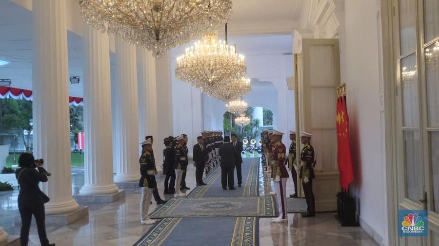 Presiden Prabowo Subianto menerima kunjungan Ketua MPR China Wang Huning di Istana Merdeka, Kamis (4/12/2025). (CNBC Indonesia/Emir Yanwardhana)