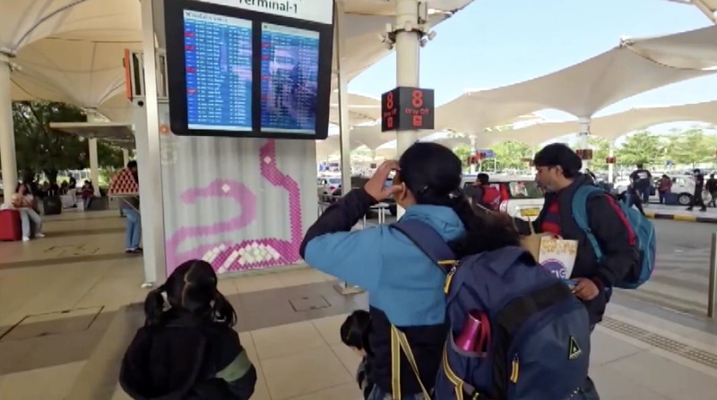 Para pelancong mengantre di kios tiket IndiGo untuk menjadwal ulang penerbangan mereka di Bandara Internasional Kempegowda di Bengaluru, India, 3 Desember 2025. (REUTERS/Abinaya Vijayaraghavan)
