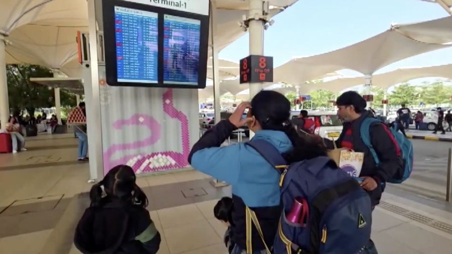 Para pelancong mengantre di kios tiket IndiGo untuk menjadwal ulang penerbangan mereka di Bandara Internasional Kempegowda di Bengaluru, India, 3 Desember 2025. (REUTERS/Abinaya Vijayaraghavan)