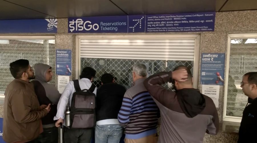 Para pelancong mengantre di kios tiket IndiGo untuk menjadwal ulang penerbangan mereka di Bandara Internasional Kempegowda di Bengaluru, India, 3 Desember 2025. (REUTERS/Abinaya Vijayaraghavan)
