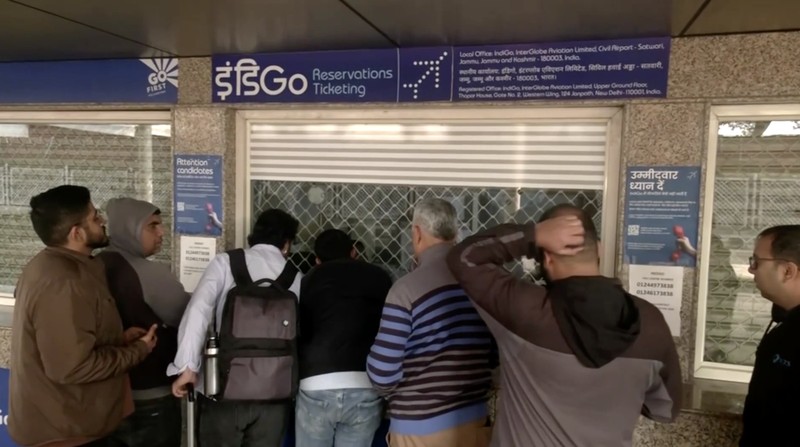 Para pelancong mengantre di kios tiket IndiGo untuk menjadwal ulang penerbangan mereka di Bandara Internasional Kempegowda di Bengaluru, India, 3 Desember 2025. (REUTERS/Abinaya Vijayaraghavan)